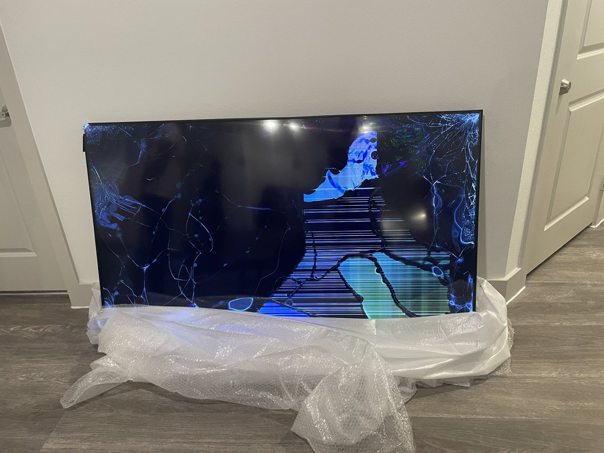 AndreaDeLahoz's tweet photo. Right packing and @FedEx still did this. I was told that Declaring the value of the tv won’t change anything. I received it completely destroyed and @FedEx just pay $100 https://t.co/lciDrLCrJs