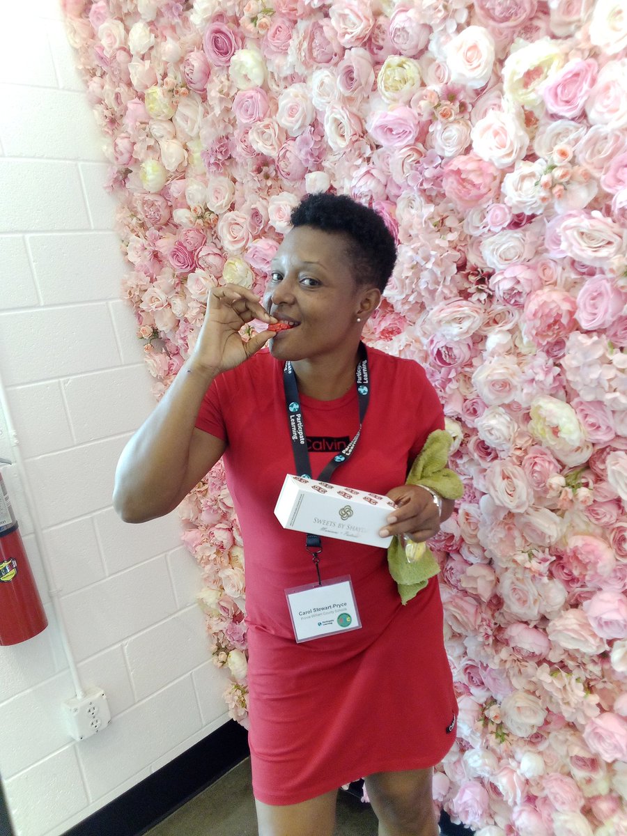 MrsFosterA's tweet photo. sweets by shayda was our favorite stop! We had to have a macaron each... Group 1 did it l!!! @ParticipateLrng  #PLOrientation2022 #unitingourworld https://t.co/SgiUxLmRsd