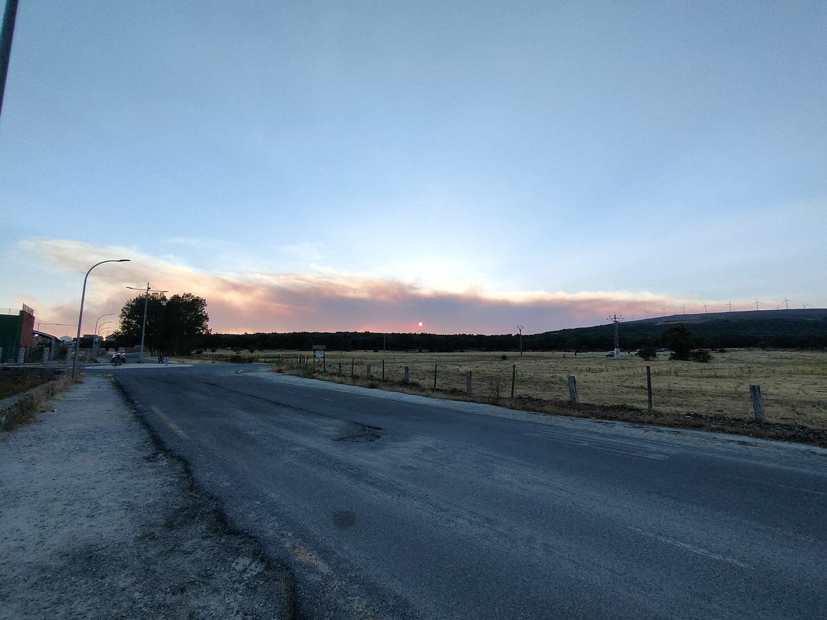 twifferium's tweet photo. Sería una puesta de sol preciosa, con un sol en color rojo fuego, de no ser porque tal color es debido al incendio forestal de Cebreros. Muy triste que haya humanos así #IFCebreros https://t.co/RBn3DZFRgt