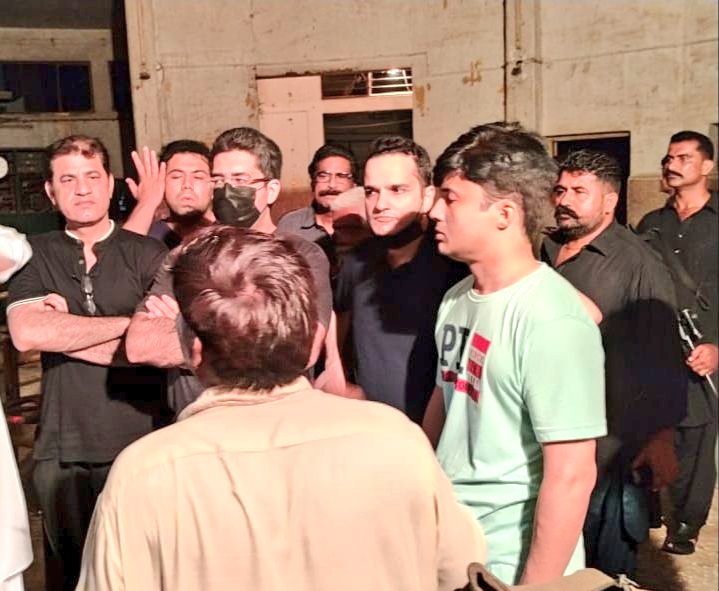ppp_ward_01's tweet photo. سابق ایم این اے و جنرل سیکرٹری پیپلز بزنس فورم سندھ علی راشد نے وزیر جنگلات نواب تیمور تالپور صاحب کے ہمراہ ضلع کورنگی کے مختلف علاقوں کا بارش کے دوران سیوریج اور سڑکوں کی صورتحال کا جائزہ لیا۔

@AliRashidPPP @TalpurTaimur 

#PPP #LocalBodyElections2022 #VoteForTeer https://t.co/a9RcQHyk9M