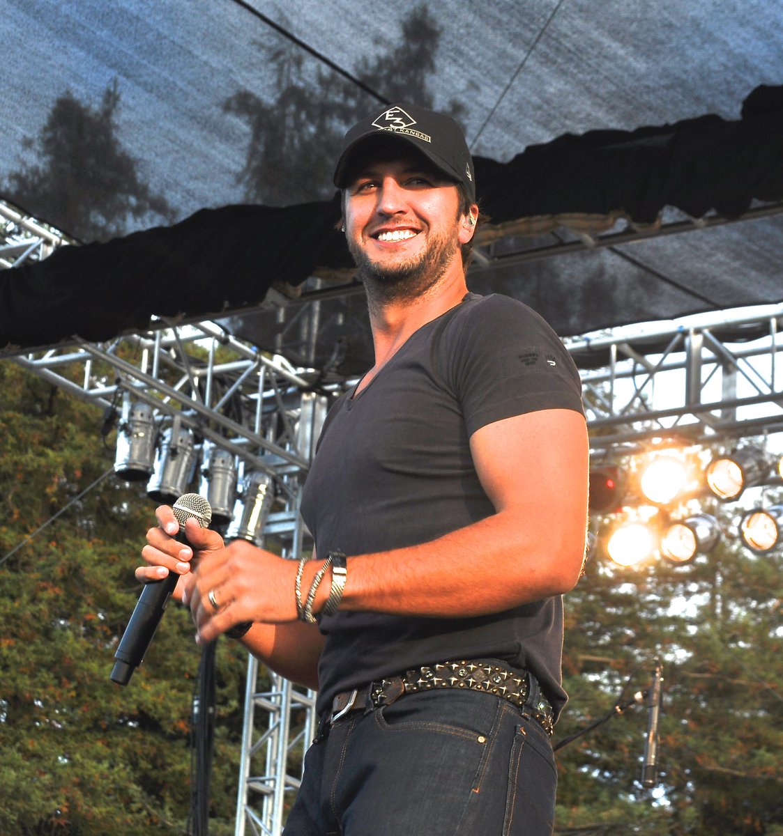 Jonathanshensa's tweet photo. Happy birthday to country music singer, @lukebryan!
© Jonathan Scott Shensa Photography
#JonathanScottShensaPhotography #famousbirthdays #celebritybirthdays #photobyjonathanscottshensa #countrymusic #livemusic
#LukeBryan #LukeBryanconcert #LukeBryanconcertphotos https://t.co/MAfXHl0VzL