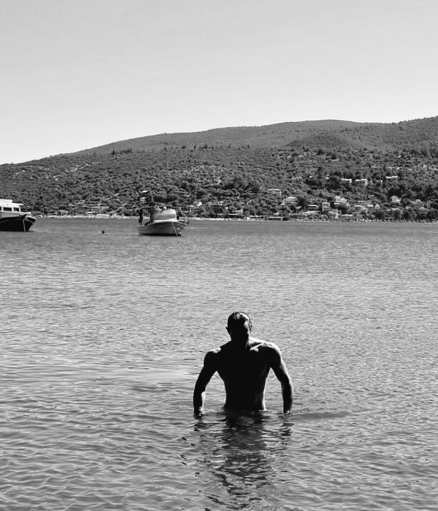aycem__fan's tweet photo. AytaçŞaşmaz vacation is so hott❤️‍🔥🫡
#AytaçŞaşmaz https://t.co/TxWmtkDGiW