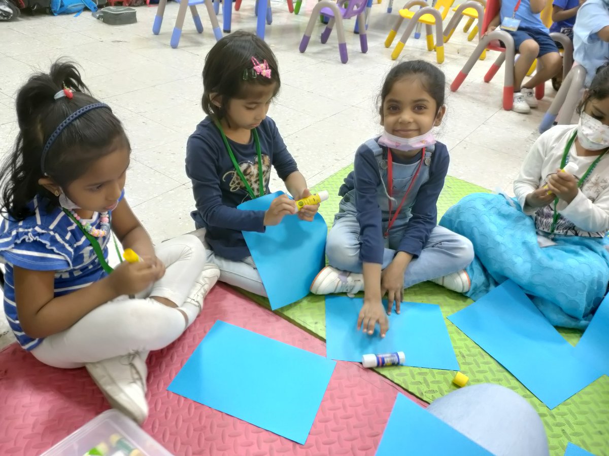 PereiraStephy's tweet photo. We need to live not just for ourselves, but for the whole humanity, for the trees, birds and all the living beings. Plastic pollution free living is the easiest way to make that successful. Kids making paper bags
@ClimateActionED 
@T4
@AbhilashaTochi 
@BestSchoolPrize https://t.co/qjEaLsE77M