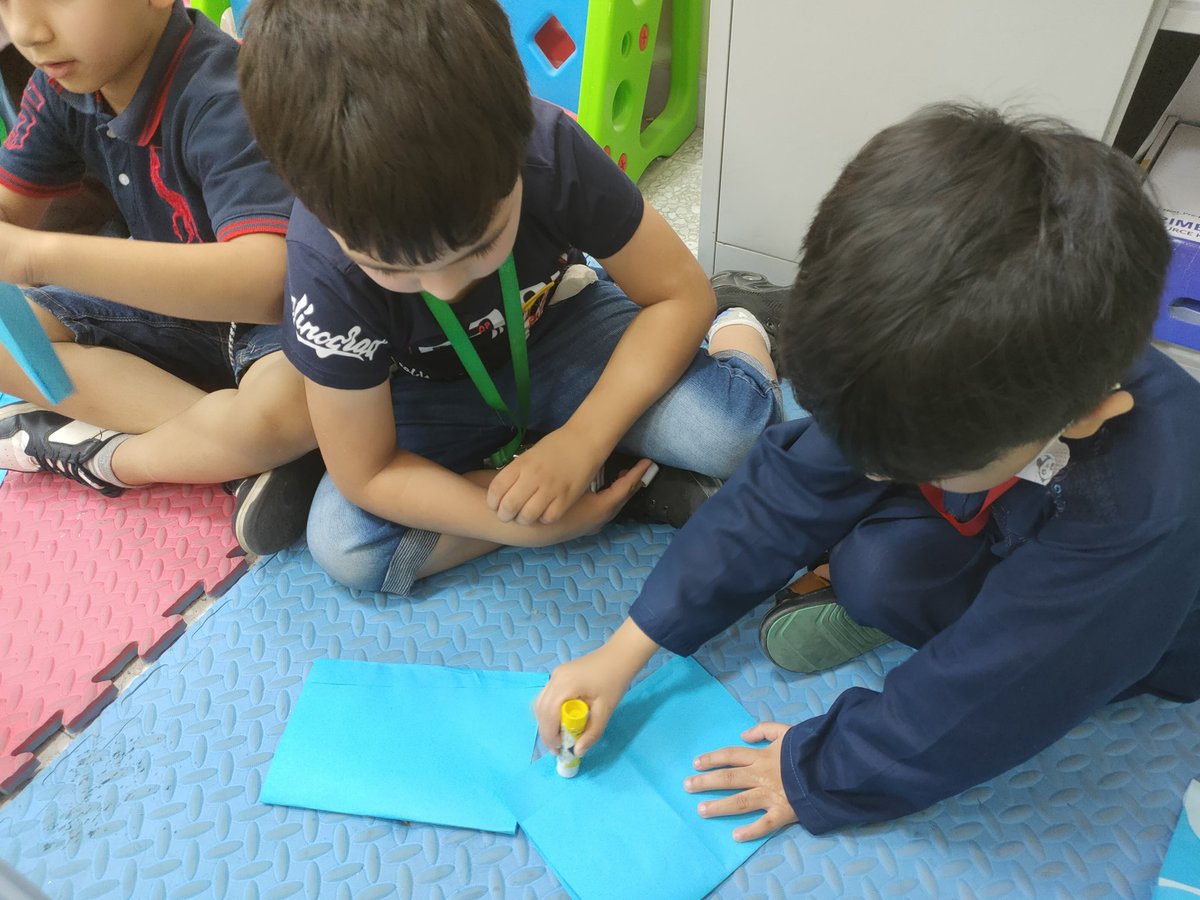 PereiraStephy's tweet photo. We need to live not just for ourselves, but for the whole humanity, for the trees, birds and all the living beings. Plastic pollution free living is the easiest way to make that successful. Kids making paper bags
@ClimateActionED 
@T4
@AbhilashaTochi 
@BestSchoolPrize https://t.co/qjEaLsE77M