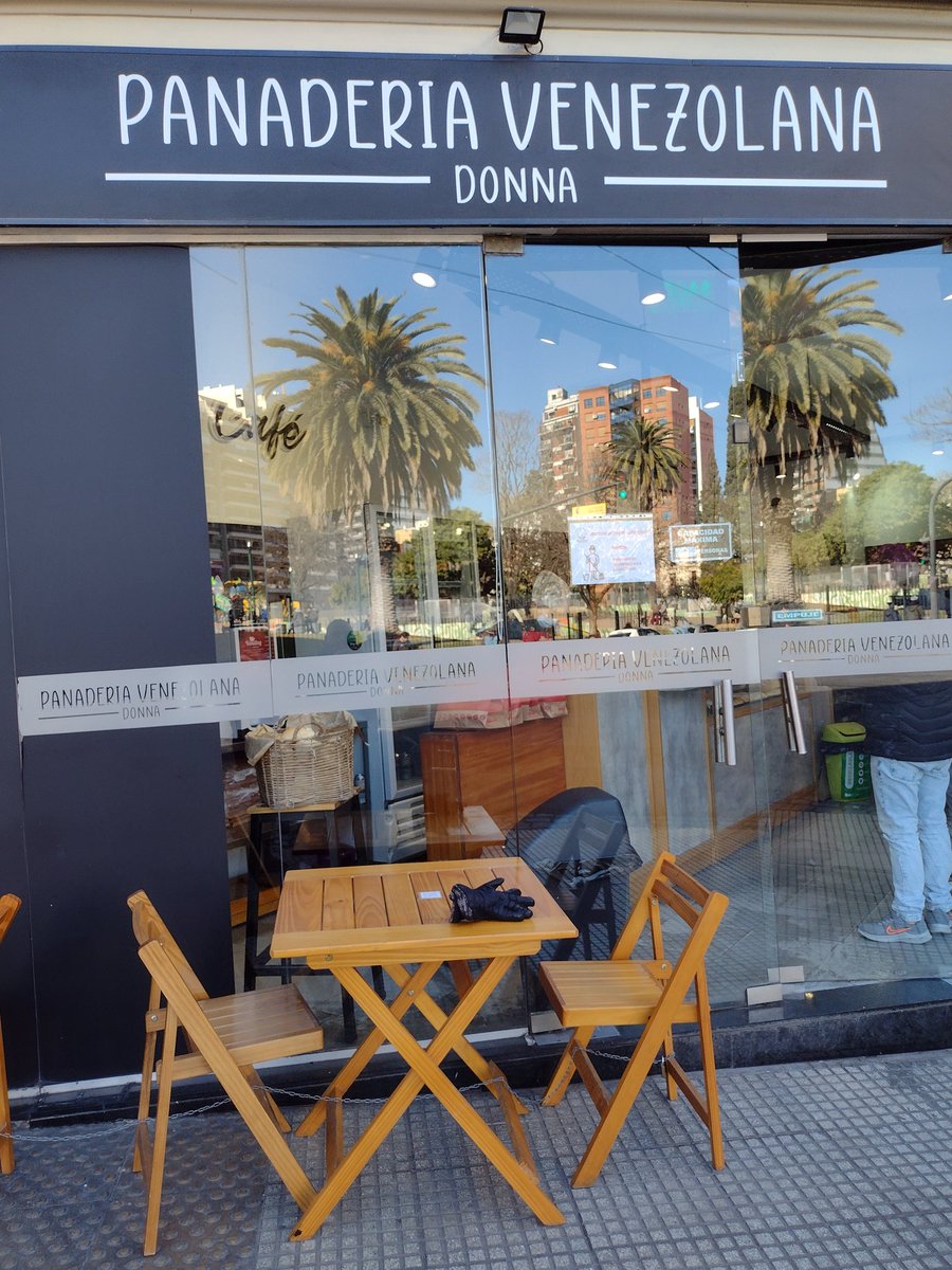 sinrendirse62's tweet photo. Hoy desayuné con mi familia en esta Panadería llamada Donna, acá en Buenos Aires, toda una delicia los cachitos, los pasteles, las bombas, las empanadas,pan dulce, de queso, café, compré de todo me volví loco, me sentí que estaba en Caracas https://t.co/18nWBoBYrP