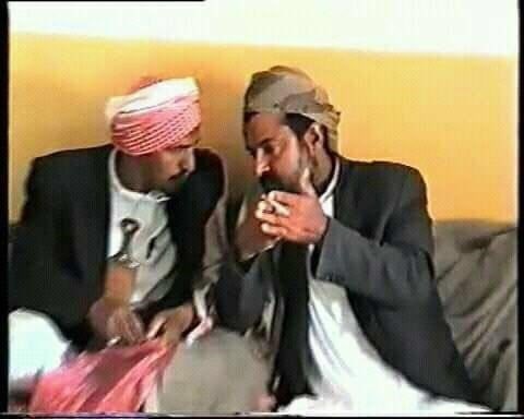 MJumeh's tweet photo. ماذا قدم صاحب الصورة للبشرية حتى يقول الحوثيون إن "الله أمر بتوليه"؟!
هل قدم اختراعاً علمياً مفيداً؟!
وحتى في الدين: ما هي مؤلفاته في العقيدة والفقه والأصول؟!
دعونا نسايرهم بأن حسين الحوثي "قرين القرآن"، ولكن بالله عليكم:

هل ترون هيئة "قرين قرآن"، أم صورة حشاش، مدمن قات ودخان؟! https://t.co/rsSbKee732