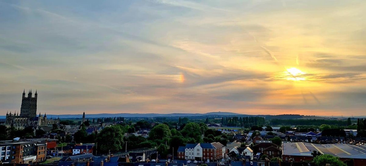 Gloster_Gal's tweet photo. Beautiful sunset tonight with the added effect of a rainbow, up to the left of May Hill #gloucester #gloucestercathedral #mayhill #rainboweffect @GlosCathedral @GloucesterHODs @ILoveGlosUK @VisitGloucester @GloucesterBID https://t.co/UAZFsDhjvf