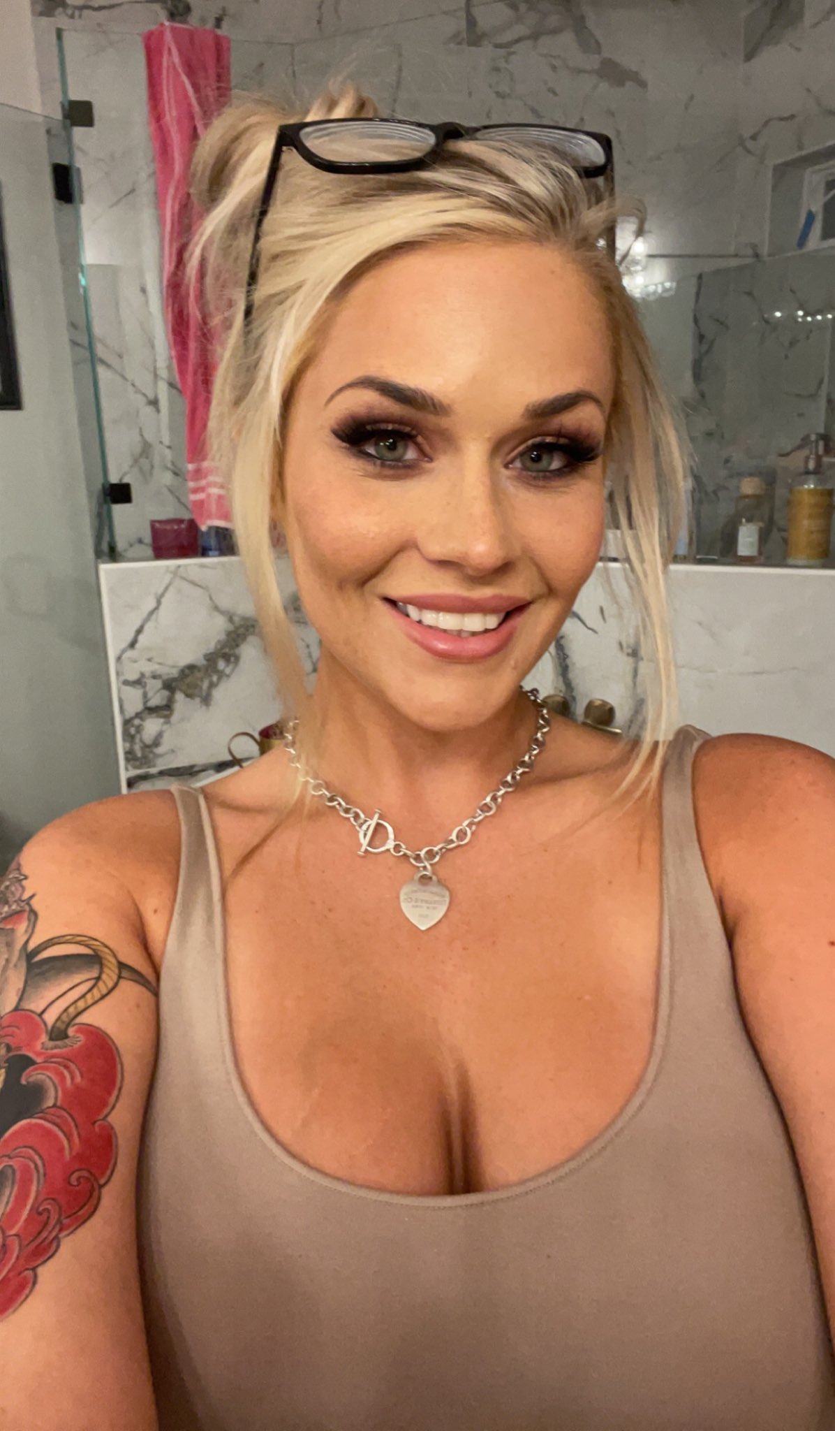 Brooke Christine ☆ on Twitter: "bc i never smile in pics https://t.co/Mliq44OixA" / Twitter