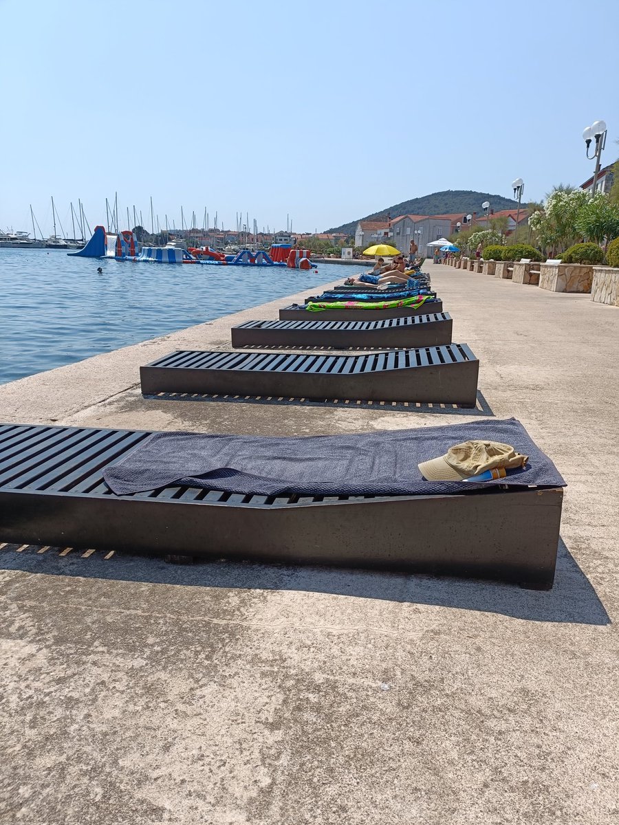 LaurCreep's tweet photo. Full day on #Ugljan island at #Preko. I think it was the best beach day I had this summer. As usual, free showers and not as usual, free sunbeds. Impressive the laundrywoman monument. If you ask, I'll tell you the story. #Croatia https://t.co/7ByD9P8nvF