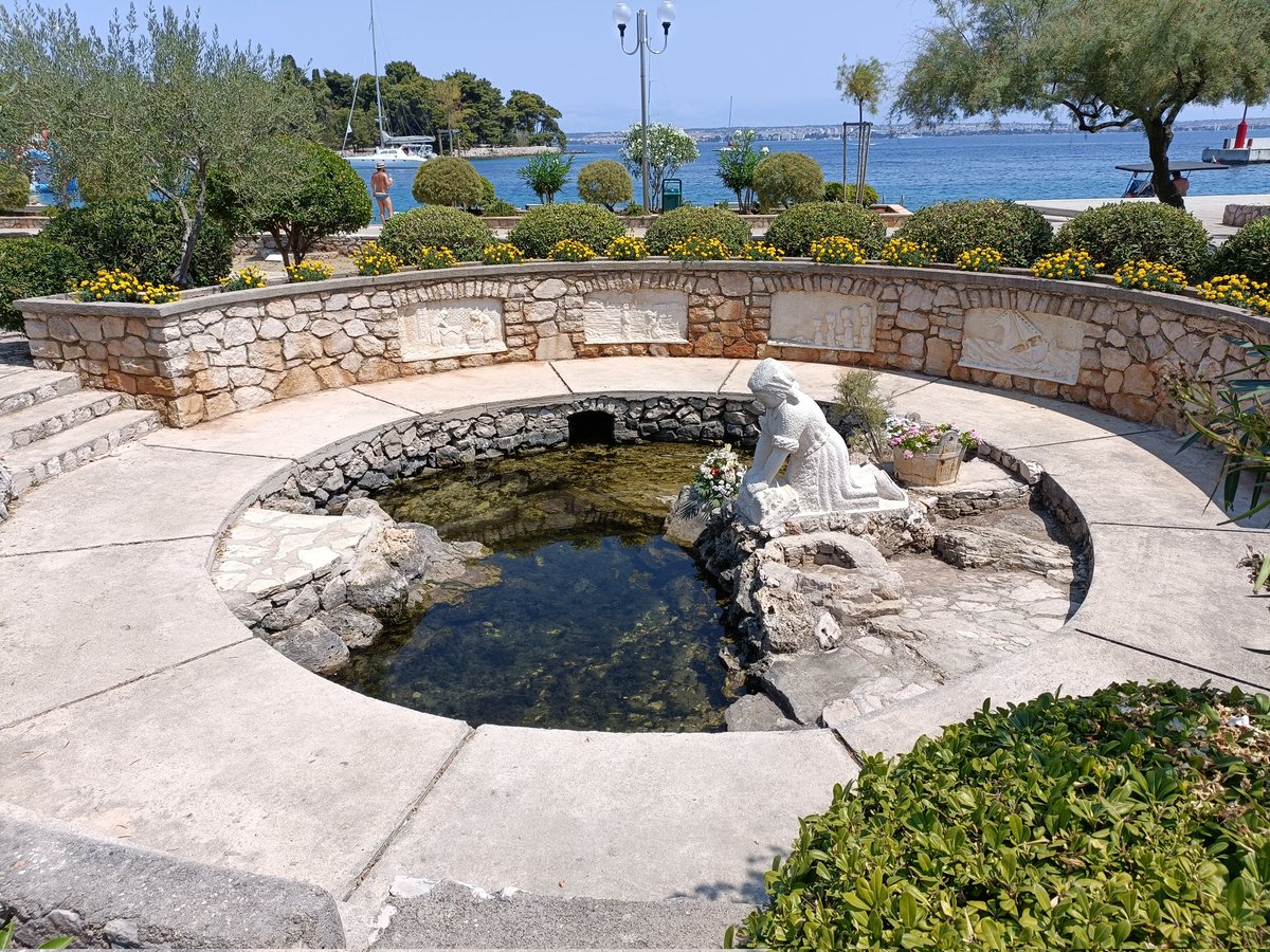 LaurCreep's tweet photo. Full day on #Ugljan island at #Preko. I think it was the best beach day I had this summer. As usual, free showers and not as usual, free sunbeds. Impressive the laundrywoman monument. If you ask, I'll tell you the story. #Croatia https://t.co/7ByD9P8nvF