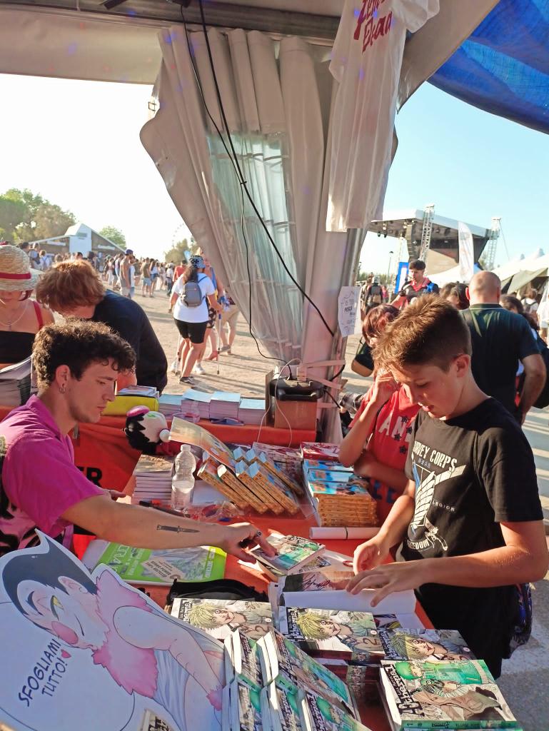 UpperComics's tweet photo. ✨🏖️ Vi aspettiamo fino a mezzanotte con Luca Maffia e @GreenSquareStu1 al @RiminiComix ! 🏖️✨
.
Siamo davanti al palco, venite a importunarci! 🐱
.
#uppercomics #manga #riminicomix #lucamaffia #aethernal #cyberpunk #shikishi #mangaart #mangareader #mangadrawing #mangashonen https://t.co/T1Y7kApR8C