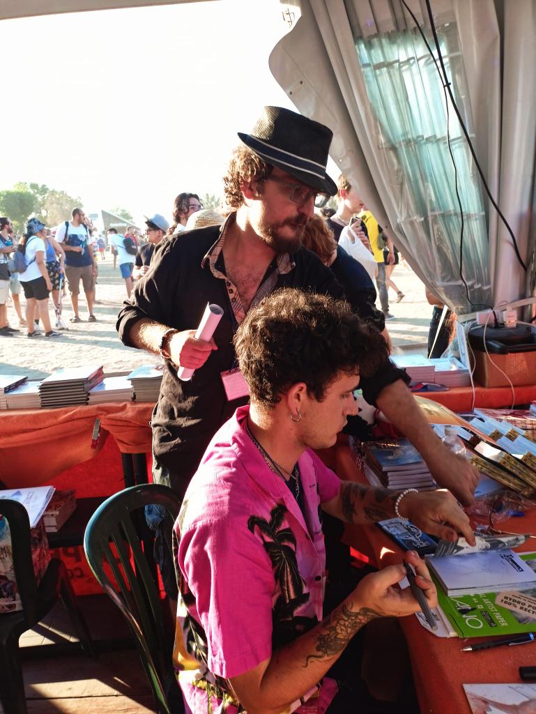 UpperComics's tweet photo. ✨🏖️ Vi aspettiamo fino a mezzanotte con Luca Maffia e @GreenSquareStu1 al @RiminiComix ! 🏖️✨
.
Siamo davanti al palco, venite a importunarci! 🐱
.
#uppercomics #manga #riminicomix #lucamaffia #aethernal #cyberpunk #shikishi #mangaart #mangareader #mangadrawing #mangashonen https://t.co/T1Y7kApR8C