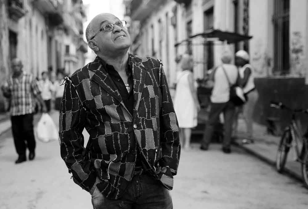 aperezriverol's tweet photo. Hay un fragmento del documental "Van Van, empezó la fiesta" en el que Pupy, sentado al piano en el césped del Latino, explica de dónde salió la intro de Qué tiene Van Van. Lo que sigue explica por qué César Pupy Pedroso es una leyenda. Domingo triste. 
Luz siempre maestro. https://t.co/UWkbPKvYCA