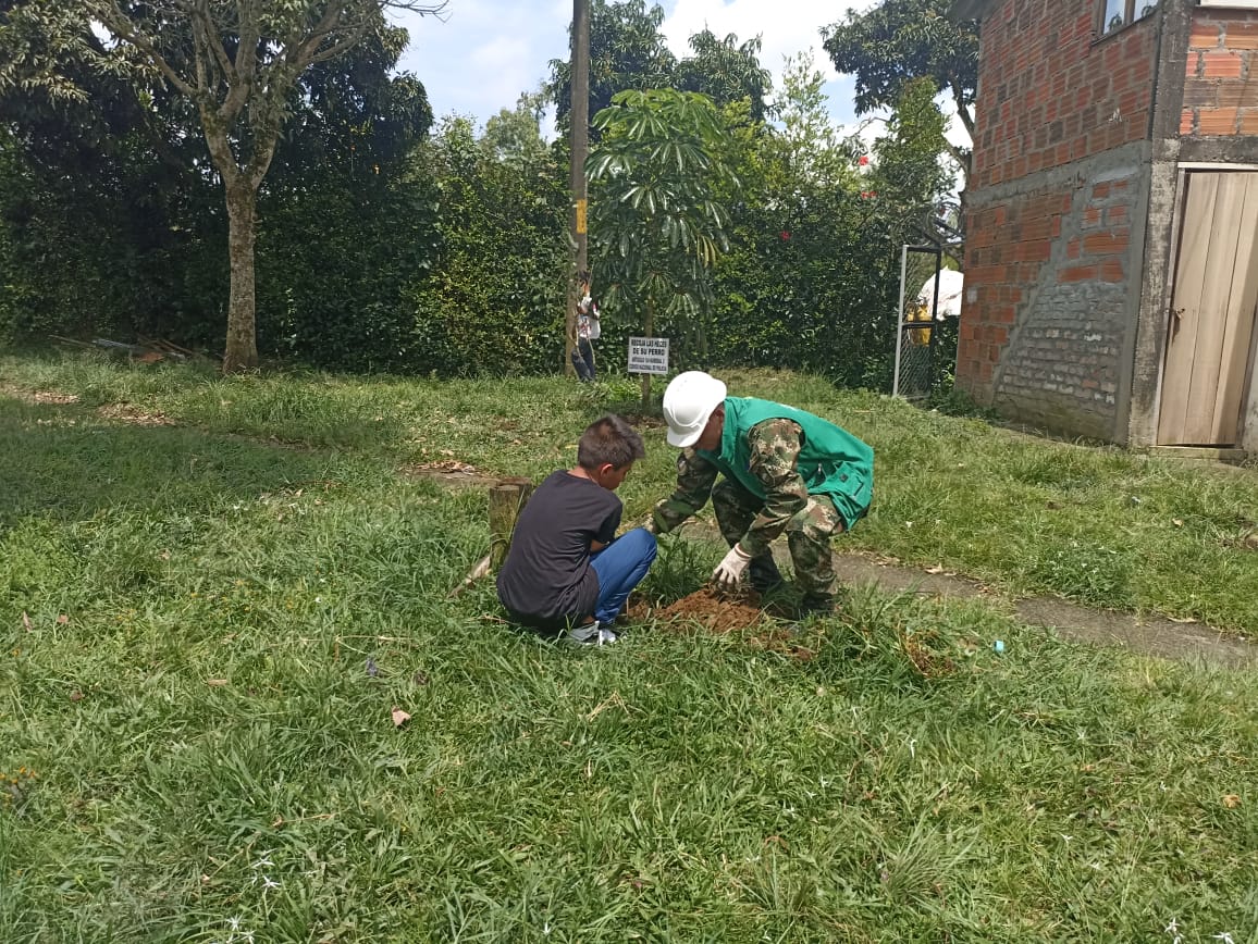 Ejercito_Div5's tweet photo. Con 1500 árboles, los soldados del #Biter8 se unieron a la @CarderRisaralda, Concejo de Dosquebradas #Risaralda y comunidad en la jornada de reforestación en el Campestre A y B.
#Nuestros #CustodiosDelMedioAmbiente siguen sembrando vida.
#OctavaBrigada
#OperaciónArtemisa https://t.co/2yJ6DE2ePs
