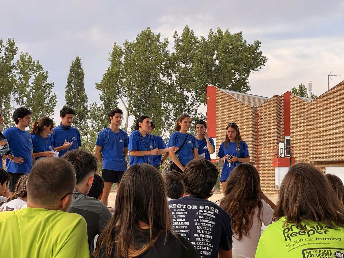 Reunión general 
✅ Primer día #superado, mañana más y mejor en una etapa plagada de calor, buenas sensaciones y si… 😪 alguna que otra ampolla 

#buencamino