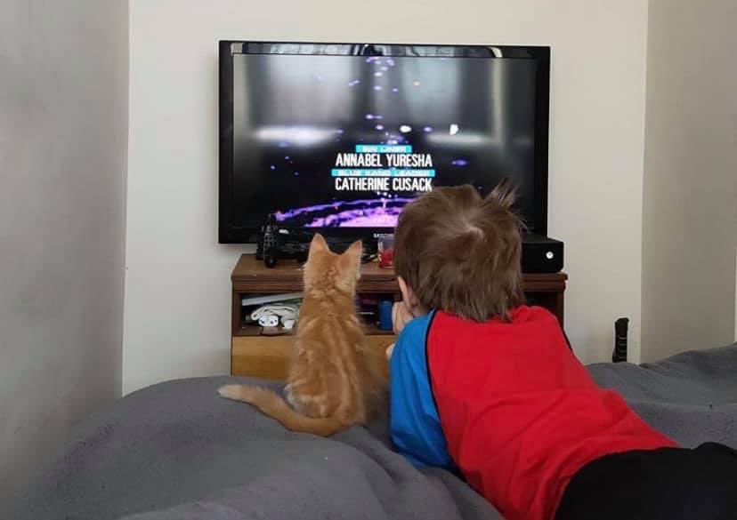 Assassiniod's tweet photo. One of my favourite photos ever!
2 years ago the boy &amp; his new kitten watching the good stuff ❤️ @sophie_aldred https://t.co/q917WWYT0G
