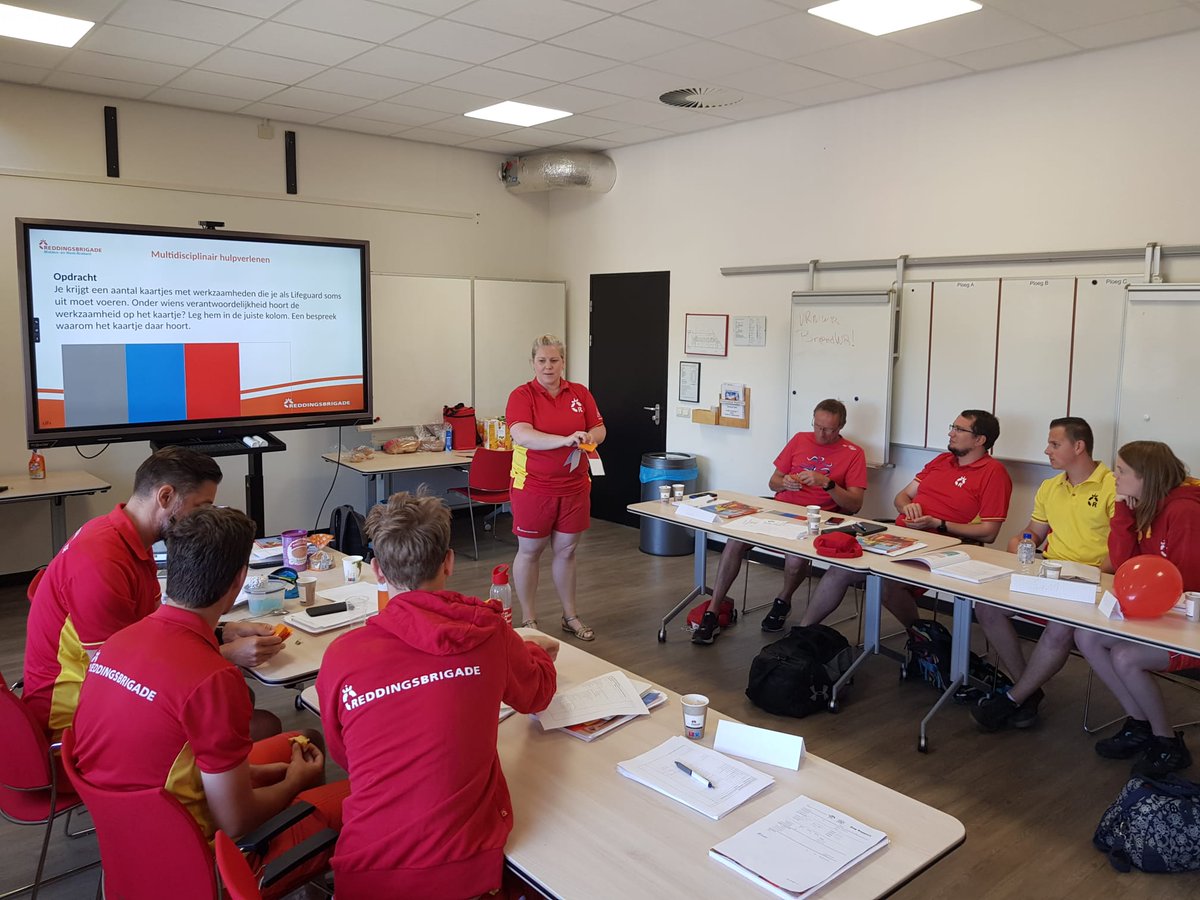 Vandaag dag 4 van de dagopleiding Lifeguard Open Water in Breda <a href="/KNBRD/">Reddingsbrigade Nederland</a> voor de <a href="/Reddingsvloot/">NRV Nationale</a> <a href="/VRMWB/">Veiligheidsregio MWB</a>. Vanmorgen theorie EHBO en multidisciplinaire samenwerken, vanmiddag praktijk bootredding en de afname van de eerste PvB's 2.1, 3.1, 3.4 &amp; welke door iedereen zijn behaald.