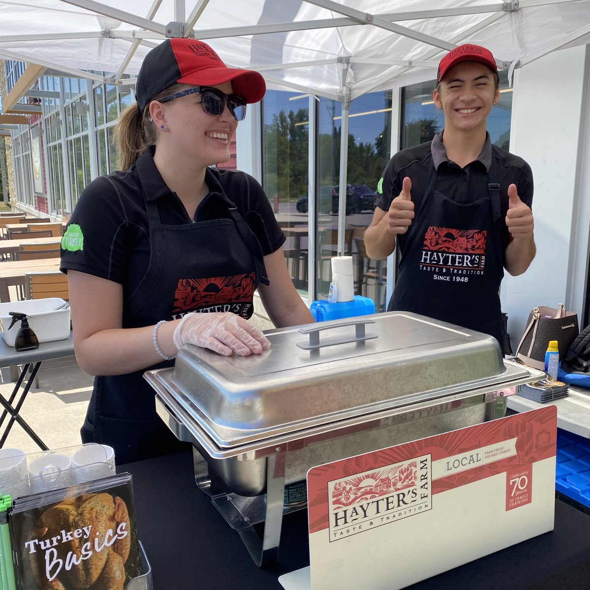 OntarioTurkey's tweet image. Did you see the #TurkeyONTour sampling team at the new @FarmBoy in #Guelph? Stop by and try a delicious turkey sample! #ThinkTurkey #LoveOntFood @FoodlandOnt @Cdn_Turkey @MeatPoultryON @HaytersFarm