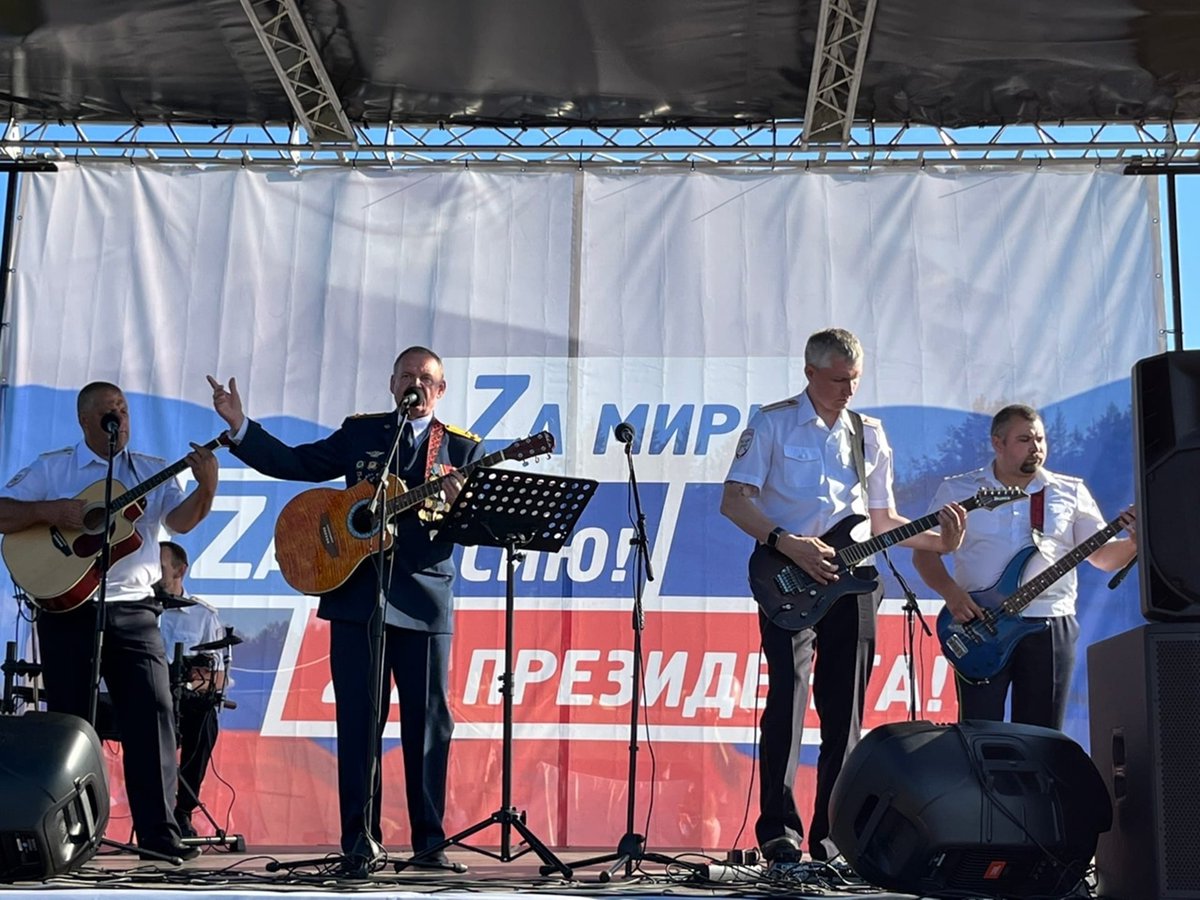prokirov's tweet photo. 🎤В Кировской области на фестивале бардовской песни “Гринландия” прозвучали песни коллектива вокально-инструментального ансамбля “Полиция FM”.

Среди выступающих были сотрудники регионального УГИБДД. В список прозвучавших композиций попали песни о буднях службы сотрудников… https://t.co/TFuKtdNojQ