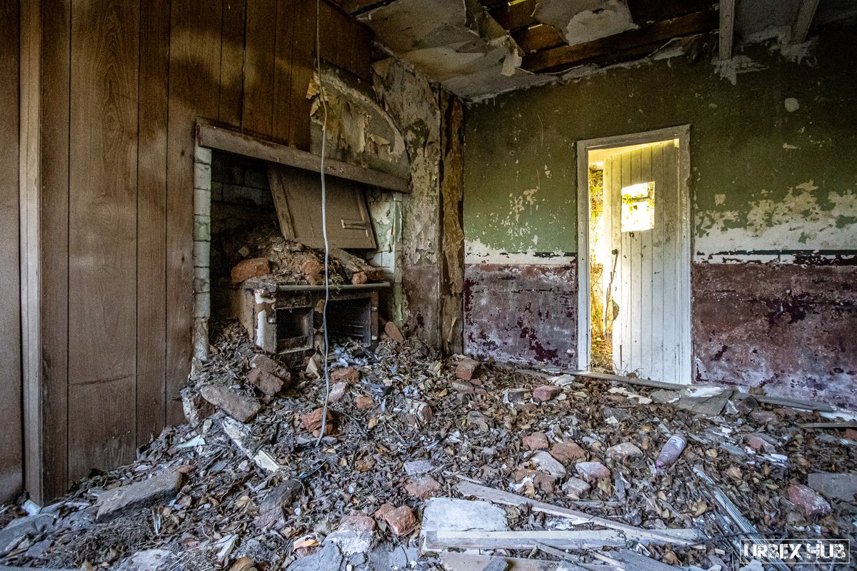 𝐓𝐡𝐞 𝐎𝐯𝐞𝐫𝐠𝐫𝐨𝐰𝐧 𝐇𝐨𝐮𝐬𝐞

An overgrown and forgotten about house, located just off a busy road in Northern Ireland. Formerly a grand house, this abandoned residence is now a dumping ground for old appliances.

Full report here:
urbexhub.com/the-overgrown-…

#urbex