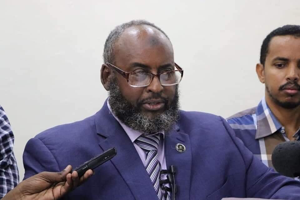 AimarOlol's tweet photo. Wasiirka Waxbarashada Puntland, Cabdullaahi Maxamed Xasan: "Shacabka waxaan ka rabnaa in ay nagu caawiyaan dhaqaale aan ku saxno imtixaanka dugsiyada oo dhaqaale la'aan aan weli loo sixin" https://t.co/cKCBsvKZo8