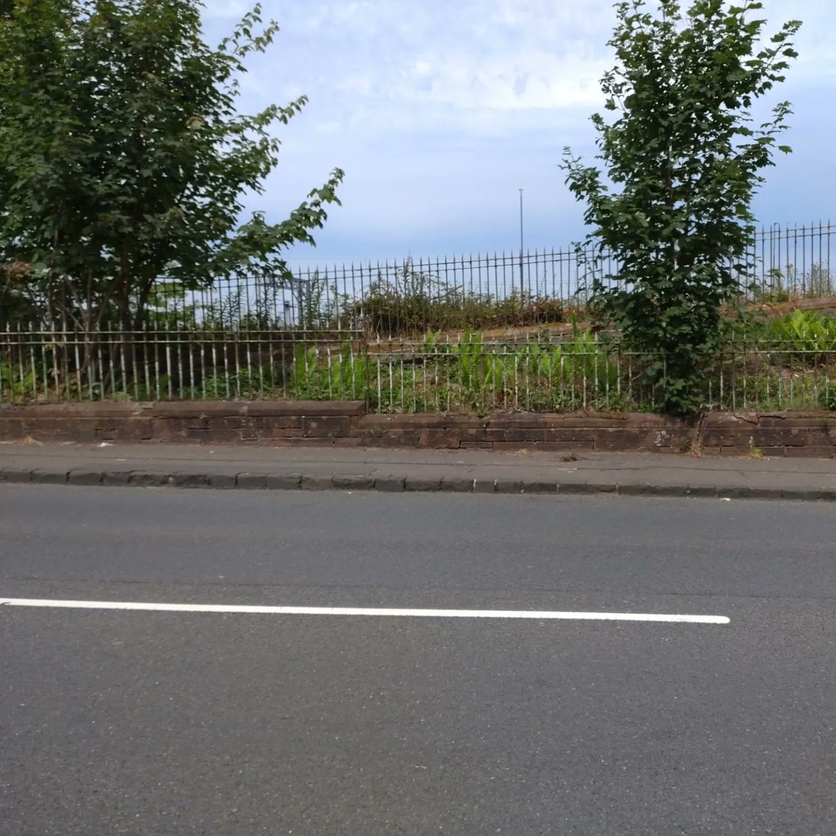 EvergreenElder1's tweet photo. We cleared more brambles from the old railway station today. We could use some help with this - if you can spare some time, please get in touch! @RenCouncil @KSBScotland @ElderslieCommu1 @ElderslieGrapes @RenfrewshireGaz #positiveelderslie #community #beautifulscotland #tutcu https://t.co/k6M2mPxcEO