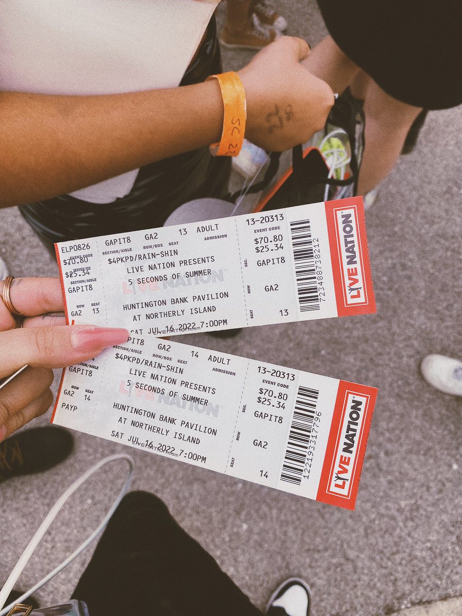 morissomewhere's tweet photo. #TakeMyHandChicago #VIPsoundcheck https://t.co/PpfkRD6YkV