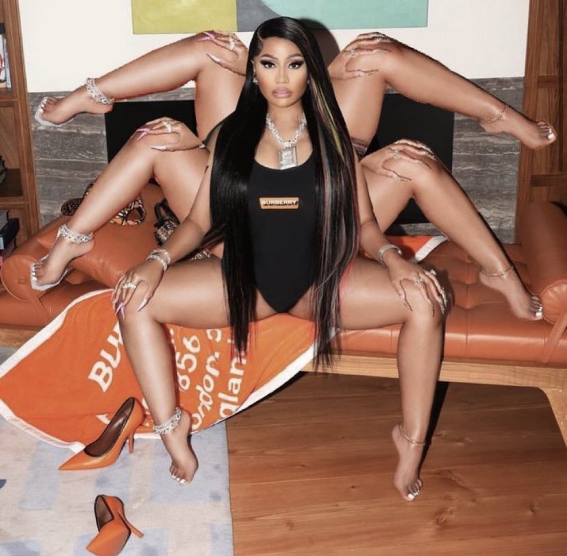 ArianaChanel16's tweet photo. Nicki better take the #1 spot on billboard https://t.co/EGYUuSeFfF