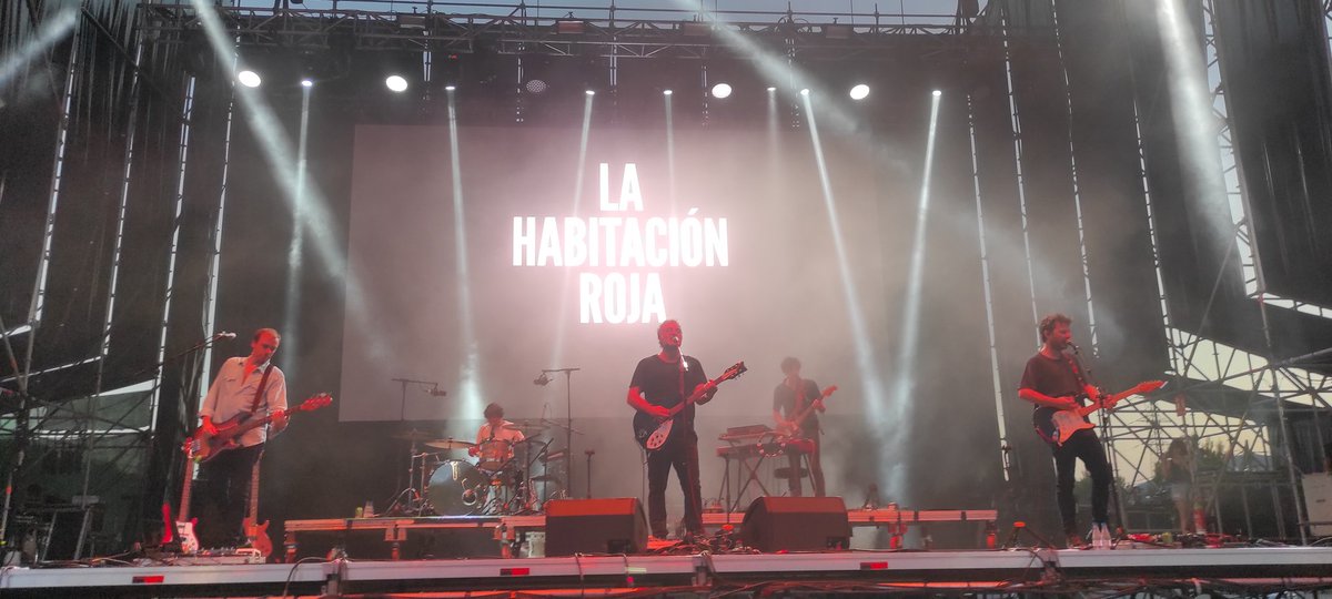 MonederoSergio's tweet photo. Brutal brutal brutal!!! Muchas gracias Jorge y La Habitación Roja por este pedazo concierto!!! De lo mejor del #FIB2022 #lahabitacionroja
Espectacular!!!! https://t.co/Cyq1QVaIqW
