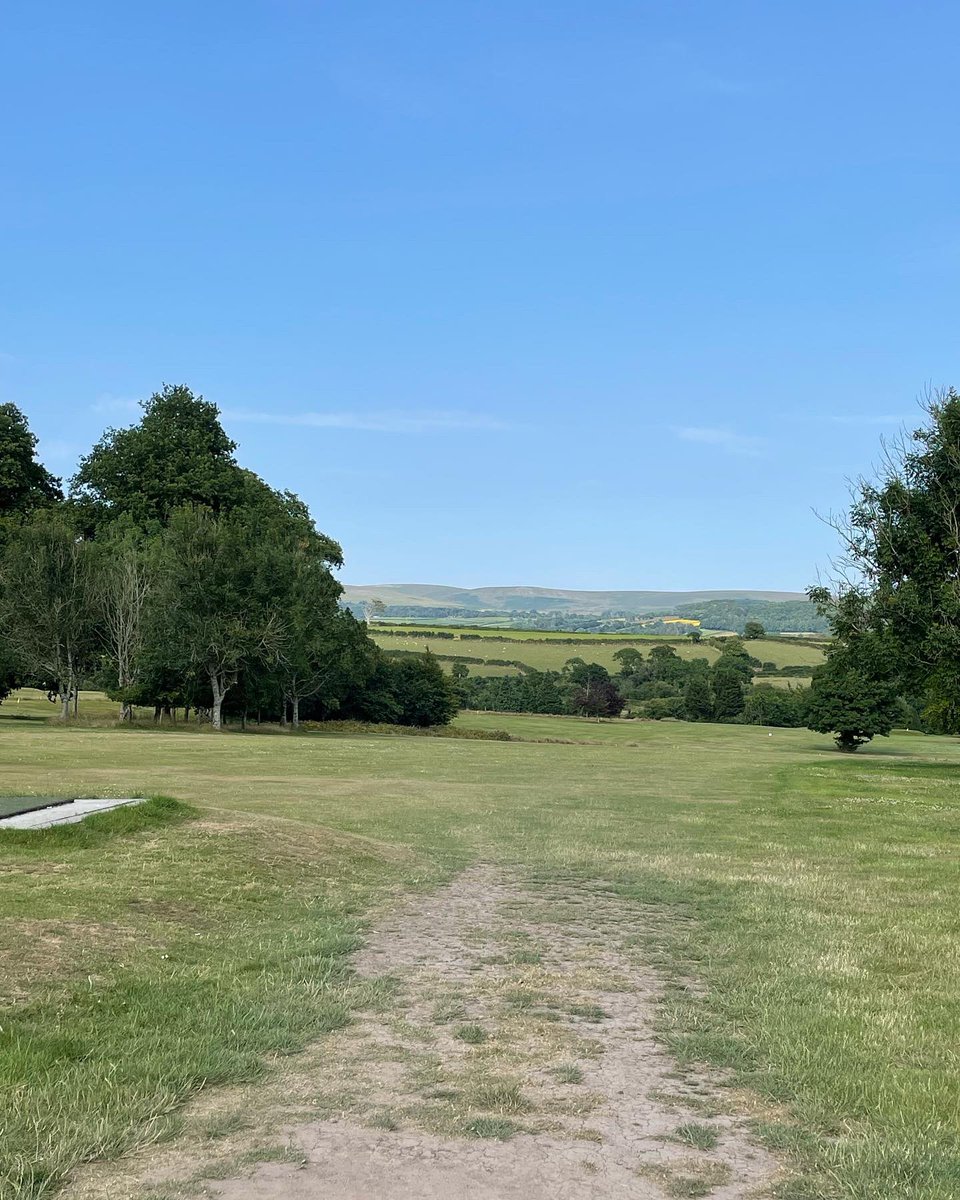 sammy39sammy's tweet image. Warm summer nights, the smell of cut grass, and having a glass of chilled white wine , that what summer Saturday nights are for  #golf #manorwelbeck #sparkwell @GreatDevonDays #wine #SummerVibes ❤️❤️❤️