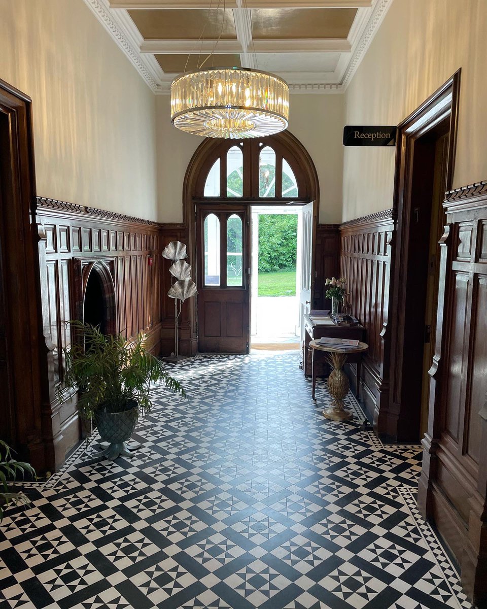 sammy39sammy's tweet image. Warm summer nights, the smell of cut grass, and having a glass of chilled white wine , that what summer Saturday nights are for  #golf #manorwelbeck #sparkwell @GreatDevonDays #wine #SummerVibes ❤️❤️❤️