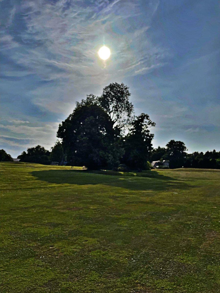 sammy39sammy's tweet image. Warm summer nights, the smell of cut grass, and having a glass of chilled white wine , that what summer Saturday nights are for  #golf #manorwelbeck #sparkwell @GreatDevonDays #wine #SummerVibes ❤️❤️❤️