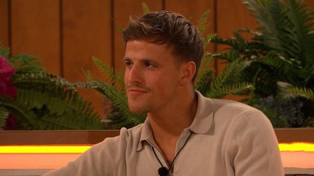 whatonearth27's tweet photo. Same text, different font  #LoveIsland https://t.co/Kaxy2JZsb6