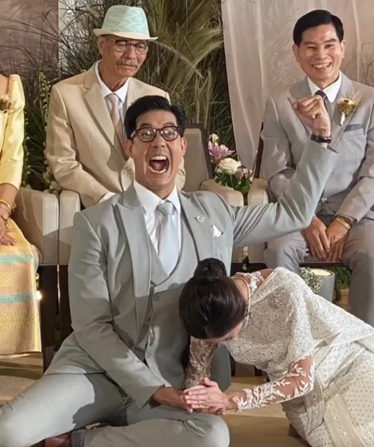 tingdara6's tweet photo. เฮียมีความสุขแหละดูออก😆🥰
อีกหนึ่งโมเมนต์น่ารักๆ “เวียร์ “ 
“วิกกี้” 💑💍

#เวียร์ศุกลวัฒน์ #เวียร์วิกกี้ 
#เจ้าบ่าวเจ้าสาว
#ติ่งดารา
#ติดตามติ่งดาราเพิ่มเติมทางช่องยูทูป : ติ่งดารา https://t.co/icRTndNAR6