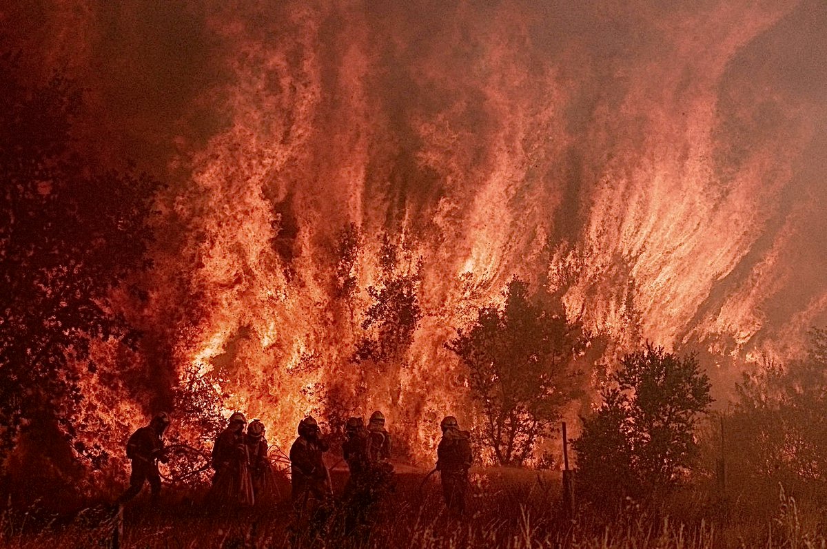 EmergenciasSev's tweet photo. No hay palabras para agradecer el esfuerzo de quienes luchan contra los incendios forestales, arriesgando sus vidas para ayudar a los demás. Aquí #IFMijas.
Gracias @Plan_INFOCA @guardiacivil @UMEgob @EjercitoAire #Grupo43 y tantos profesionales que lo dan todo frente al fuego. https://t.co/ZzAWvxI3nd