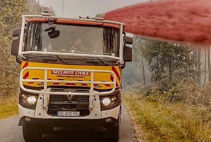 riisc_1's tweet image. [#FeudeForêt🔥] Plus de 1️⃣0️⃣0️⃣ sapeurs-sauveteurs de l’#UIISC1 et #UIISC7 sont engagés sur le front des #incendies de #Landiras et de #LaTestedeBuch, en #Gironde, aux côtés des sapeurs-pompiers &amp;amp; moyens aériens.🧑‍🚒🚒🛩
