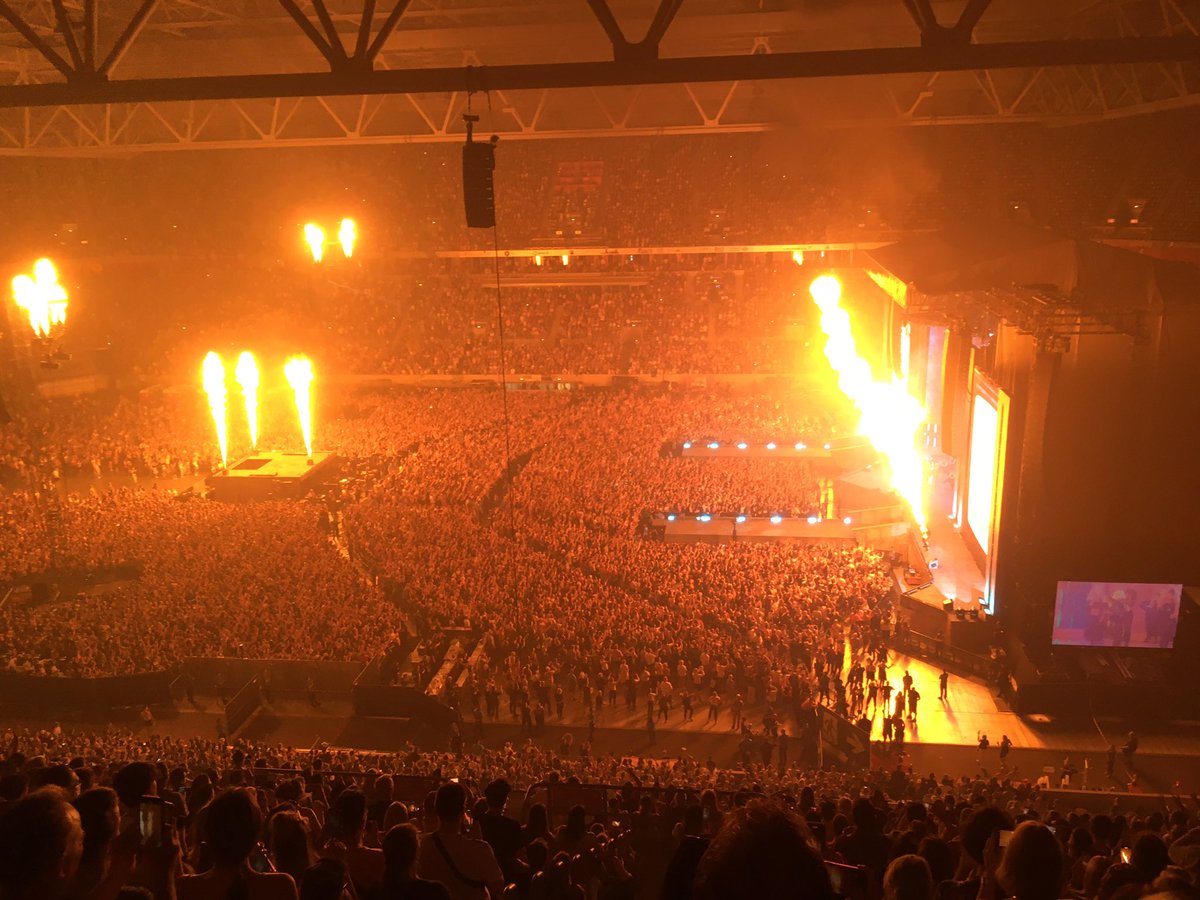 ThomasWimmer's tweet photo. Lady Gaga on fire 🔥😎🎸
@ladygaga @merkurspielarena_dus #ladygaga #merkurspielarena #düsseldorf #thecromaticaball https://t.co/Vsah7kxpZA