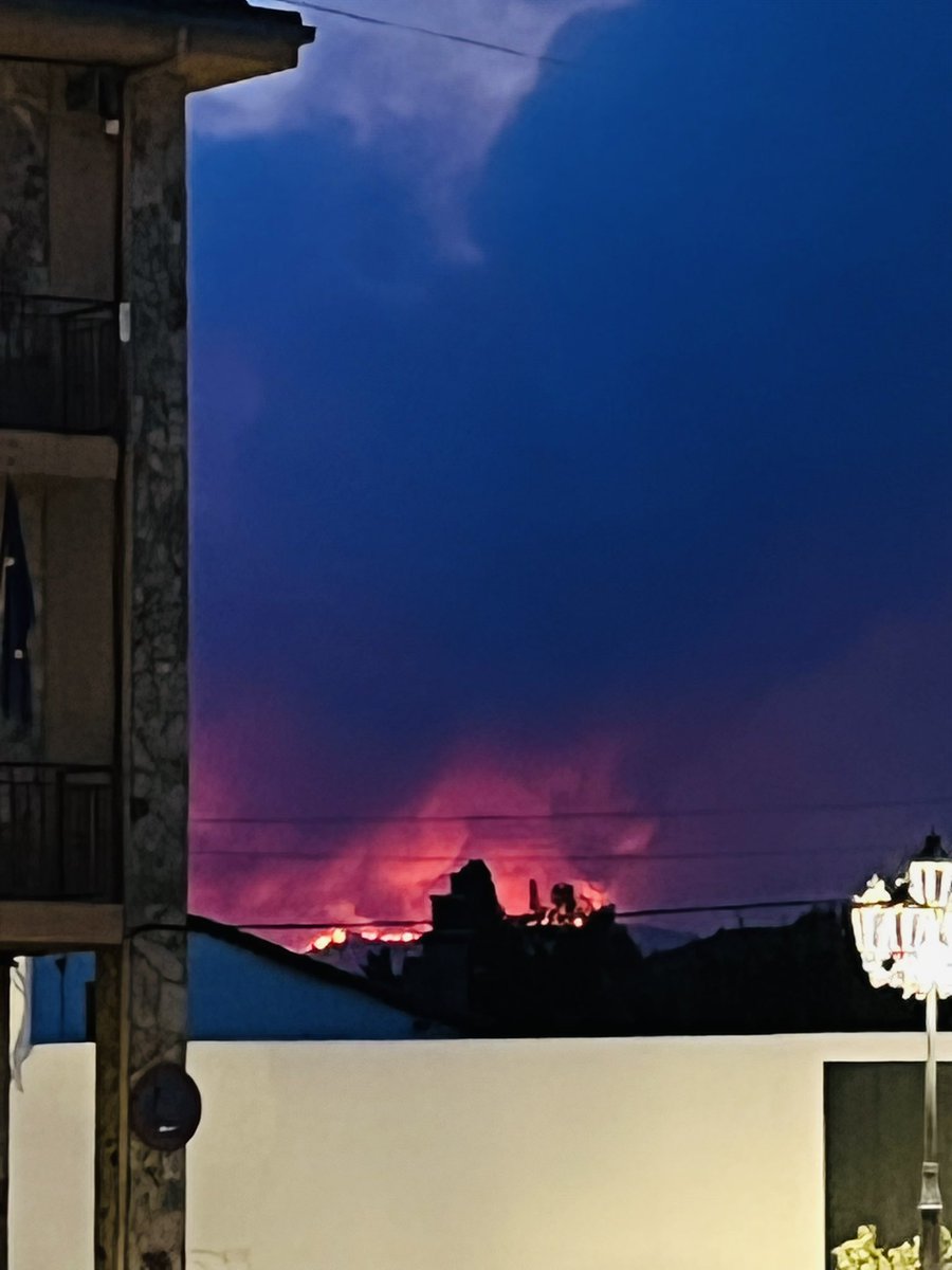 AmarantaRaton's tweet photo. Se nos quema Zamora. Esto es lo que se ve desde la plaza de Faramontanos de Tábara. https://t.co/hjbbboOgA1