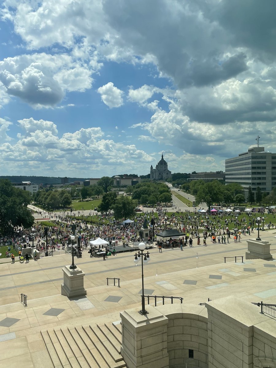 MnDPS_MSP's tweet photo. This was the view from the State Capitol today. You’re looking at about 5,000 protesters & a dozen counter protesters, gathered in St. Paul w/energy & enthusiasm. We appreciate when Minnesotans with differing opinions come together to make their voices heard in a safe way. https://t.co/XXyxOOQVKK