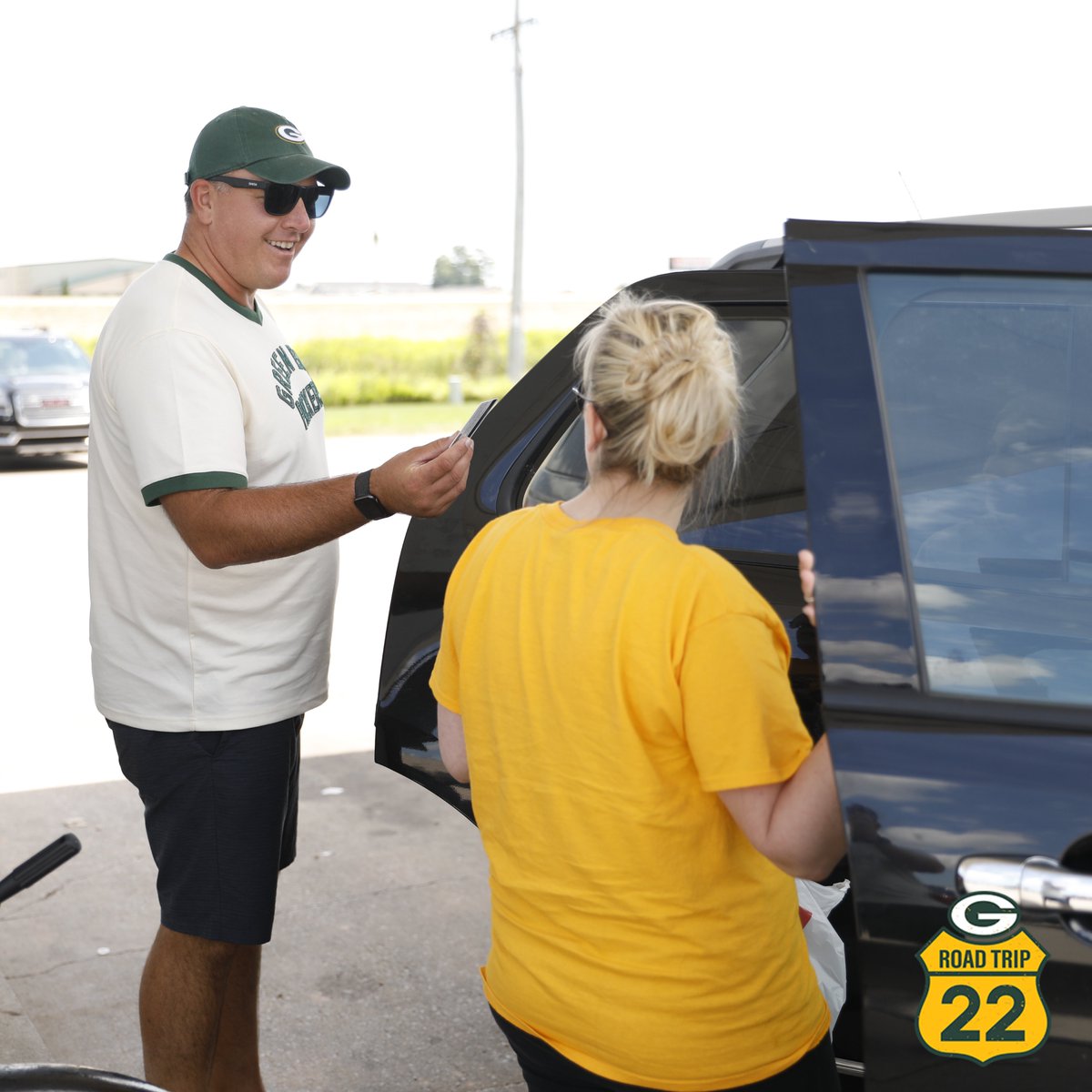 packers's tweet photo. It's not a #PackerRoadTrip without a stop at @KwikTrip!
Fans were surprised with gift cards & a chance to take photos with the players. πΈ
#GoPackGo https://t.co/OUoOJZR6cc