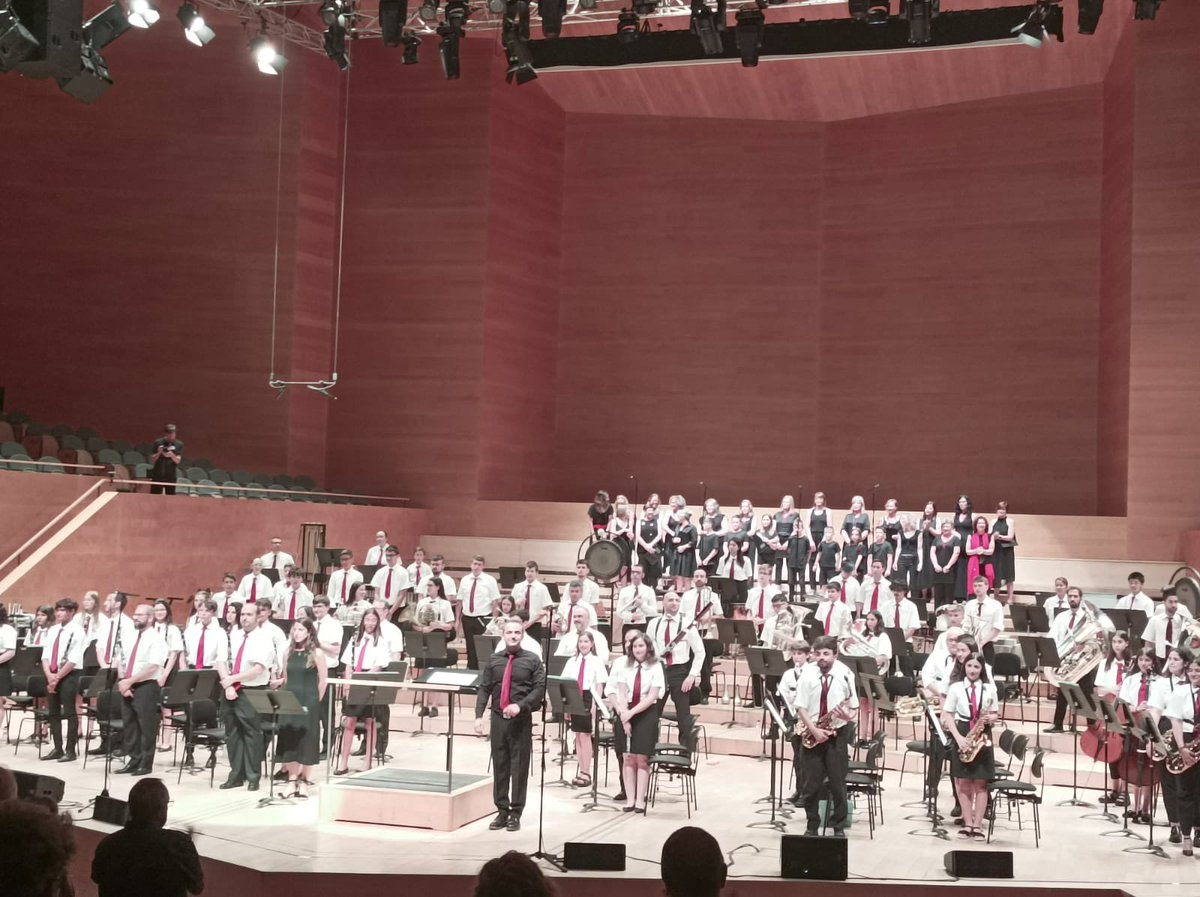 Merce_G's tweet photo. Experiències precioses que fan créixer el projecte @amsenienca. Participant en el 21è Festival Bandes de Música @auditoribcn. Gràcies a la #fcsm per fer-ho possible  #momentspersempre #musica #celticchild #BertAppermont #cultura @efearasa @claauudiiaa4 @oscarmiguel80 @Robertbv_19 https://t.co/un96U63lxO