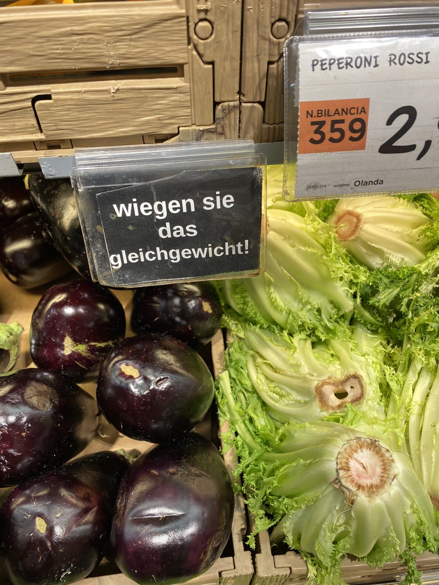 MaxW1991's tweet photo. Heute auf diese interessante #Übersetzung in #Italien aufmerksam geworden. Dort muss das Gemüse gewogen werden. Um die zu erklären heißt es: „Wiegen sie das Gleichgewicht!“ https://t.co/RlO4je440s