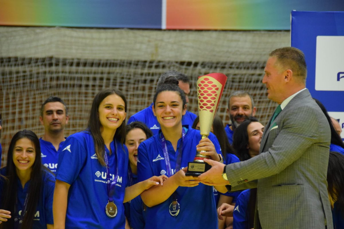 Nuestros equipos recogen los trofeos y medallas !!!
Y <a href="/Miriam22rmm/">Míriam Rodríguez</a> mejor portera del torneo 👏🏻👏🏻😀😀

Qué orgullosos de que seáis alumn@s de la <a href="/uclm_es/">Universidad de Castilla-La Mancha</a> #UCLMers por Europa 💪🏻🥈🥉