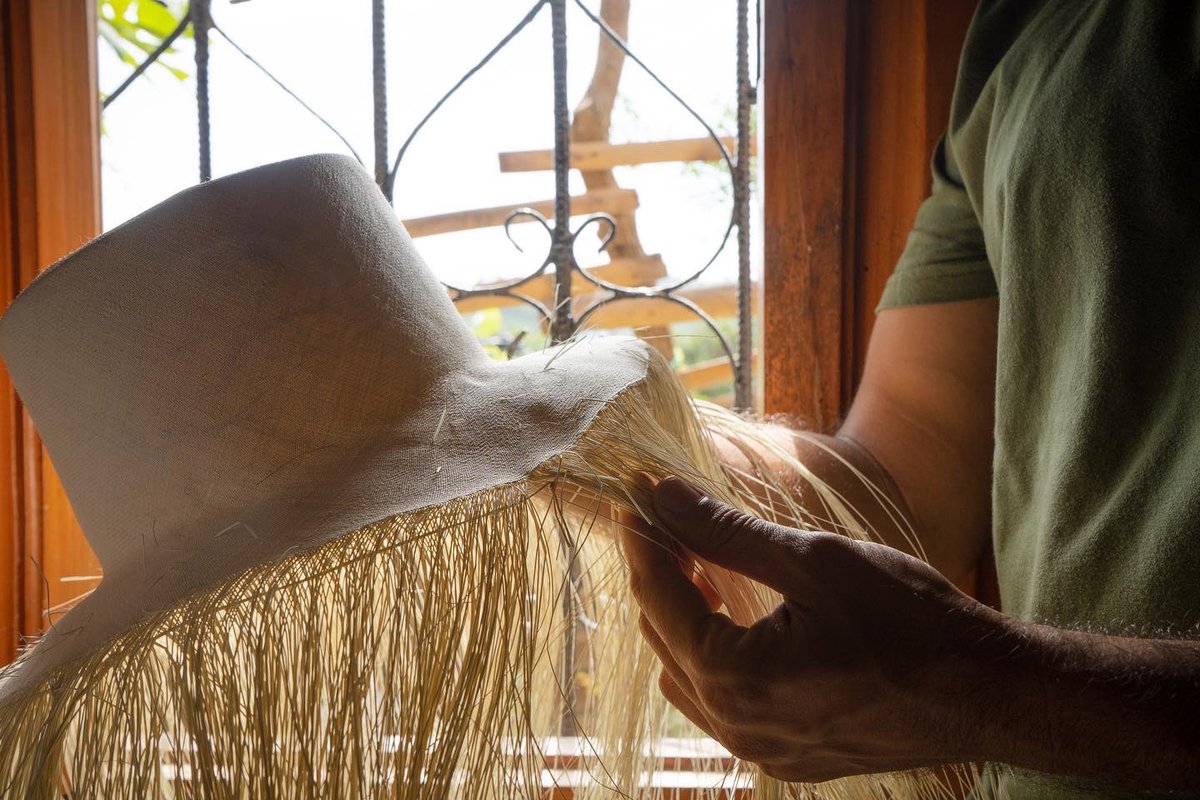 CULTOmagic's tweet photo. subtleness while carrying this #masterpiece which took 3 months to weave. #Art #Culture #CuratedHat #PanamaHat #MontecristiHat #Ecuador #UnderOrder #Love https://t.co/0LtaGdzcLd