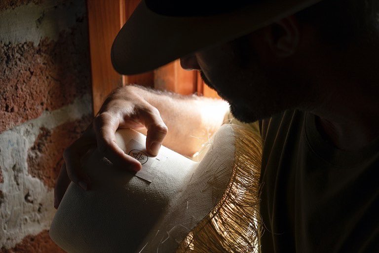 CULTOmagic's tweet photo. subtleness while carrying this #masterpiece which took 3 months to weave. #Art #Culture #CuratedHat #PanamaHat #MontecristiHat #Ecuador #UnderOrder #Love https://t.co/0LtaGdzcLd