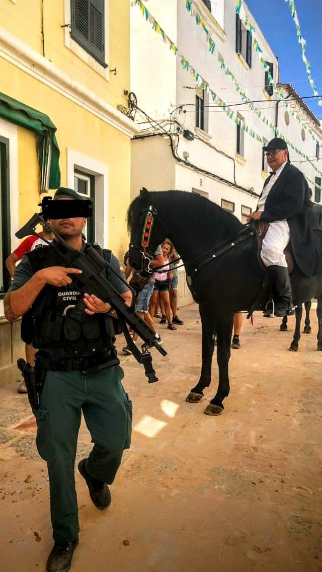 tonimoll2's tweet photo. Seria molt demanar una mica de decència i discreció? Ho trob ufanós!! Algú els hi hauria de donar un toc d'atenció 
#vansobrats #fanpor https://t.co/MItfn8veVg