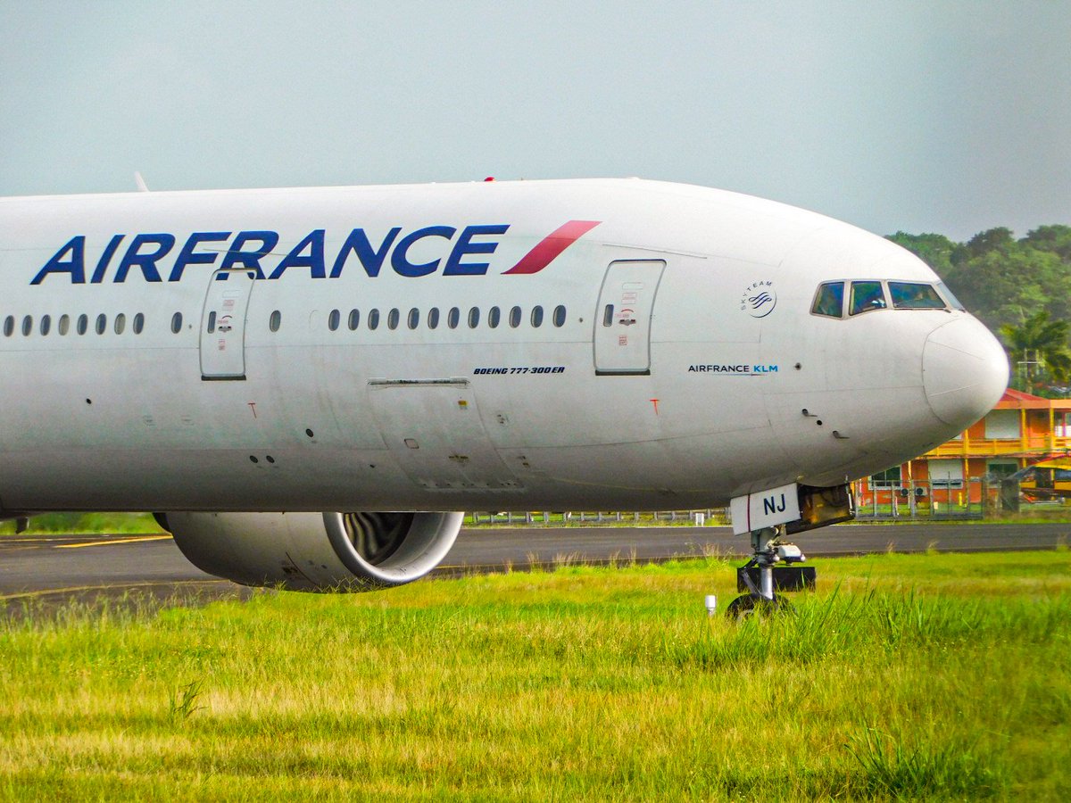 aviation_97one's tweet photo. unexpected close-up with @airfrance 
#AirFrance #closeup #AvGeek https://t.co/ZTw1Qmj907