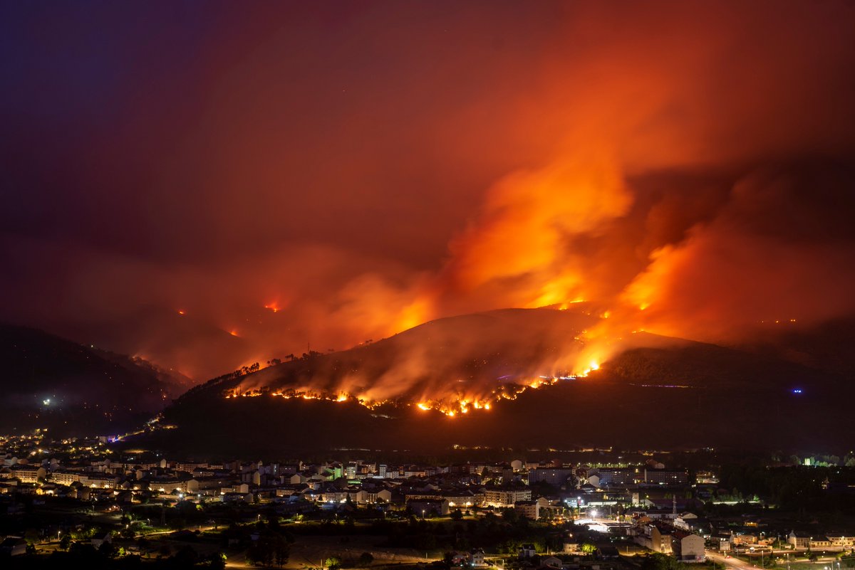 brais_lorenzo's tweet photo. Vista nocturna del incendio forestal que que ya ha calcinado 2.400 hectáreas sobre la localidad de O Barco de Valdeorras (Ourense). 

📸 @brais_lorenzo https://t.co/ljx7sIFcpJ