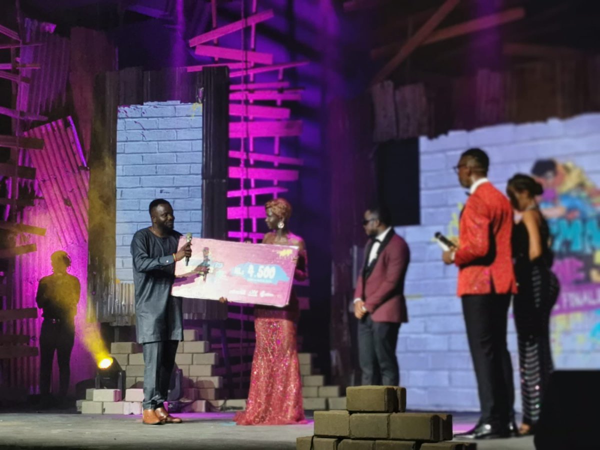 housematessl's tweet photo. #Housemates.
FINAL Prize Giving.
AYV's Dr Lakkoh just presented cash prizes🏆 to Housemates for time spent in the house. Paul and Lolo just collected. Who next?
#HMSalone
#HMSL3
#AYVDStv399
#AfricellSL https://t.co/UunGWOFt3R