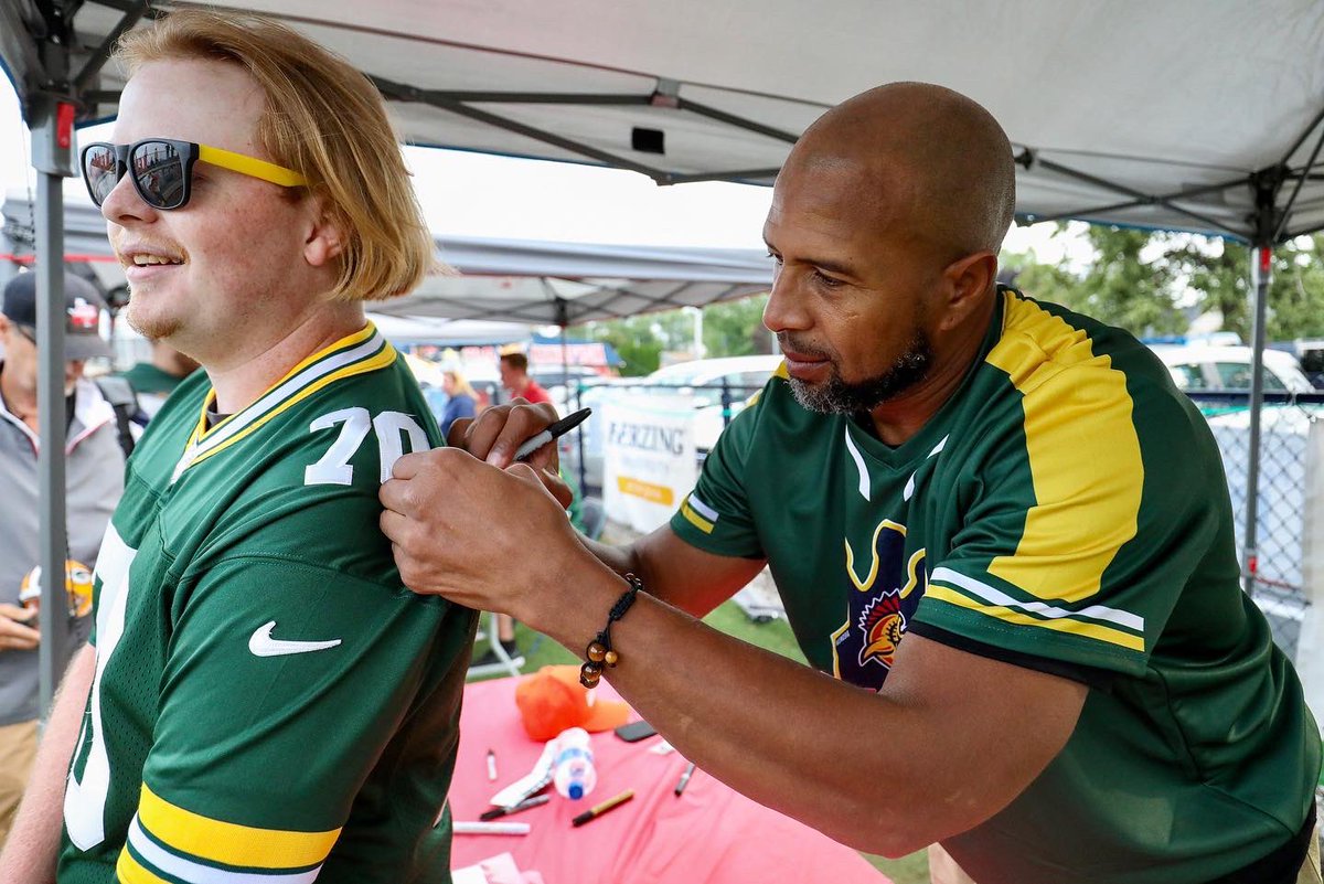 anelsonphotos's tweet photo. .@KenoshaKingfish Legends Game: Autograph Alley 🖊📸
#kenoshakingfish #greenbaypackers #legendsgame https://t.co/jFxmQ2Sbnu